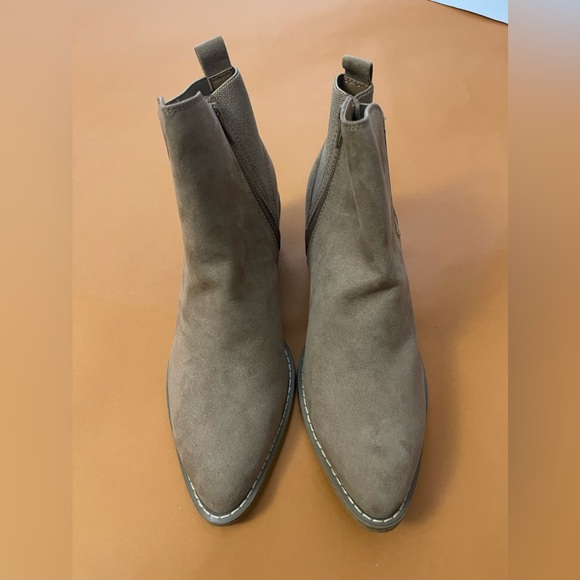 New!! Target Universal Thread Women's Ankle Boots Memory Foam Tan SZ 8.5 - Picture 2 of 4